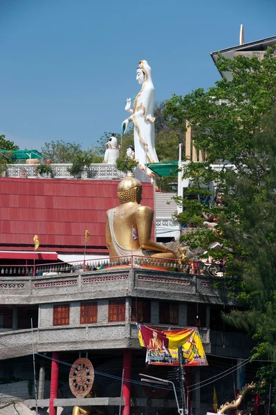 Estátua de Guan Yin de pé grande, Wat Khao Tao na Tailândia . — Fotografia de Stock