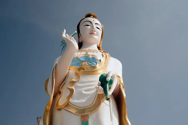 Stora ständiga Guan Yin staty, Wat Khao Tao i Thailand. — Stockfoto