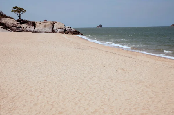 Einsamer Strand in der Nähe des Khao Tao Strandes. — Stockfoto