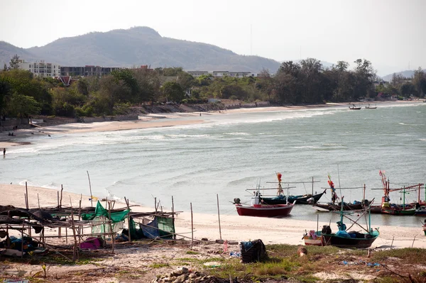 Barcos de pesca ancorados, praia de Khao Tao, Tailândia . — Fotografia de Stock