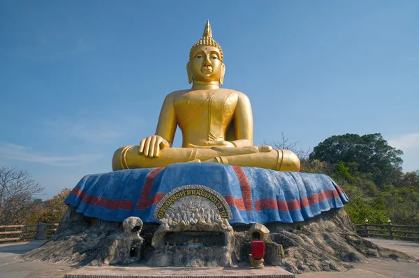 Buda sentado al aire libre en la cima del templo de Kho Tao cerca de la playa de Khao Tao . —  Fotos de Stock