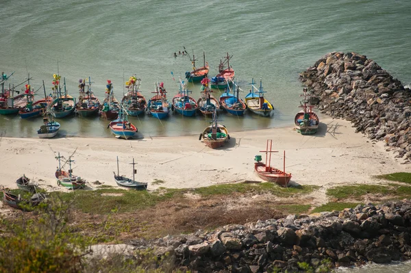 Barcos de pesca ancorados, praia de Khao Tao, Tailândia . — Fotografia de Stock