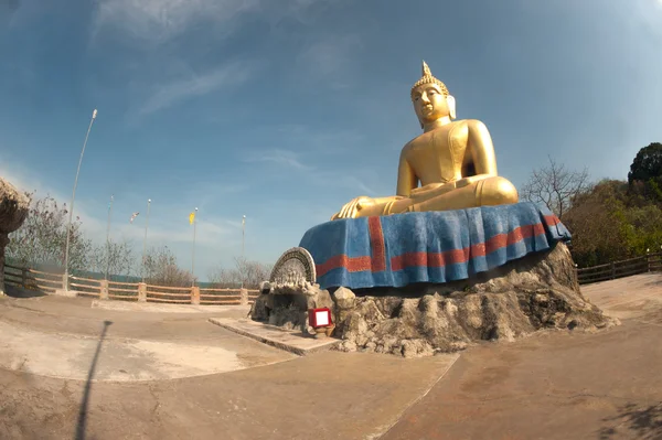 Buda sentado ao ar livre no topo do templo de Kho Tao perto da praia de Khao Tao . — Fotografia de Stock