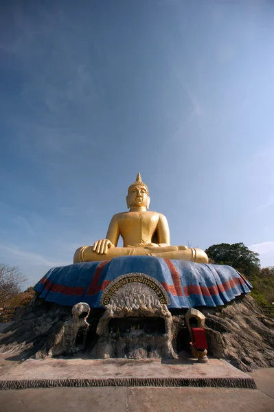 Sitzender Buddha im Freien auf dem Kho Tao Tempel in der Nähe des Khao Tao Strandes. — Stockfoto