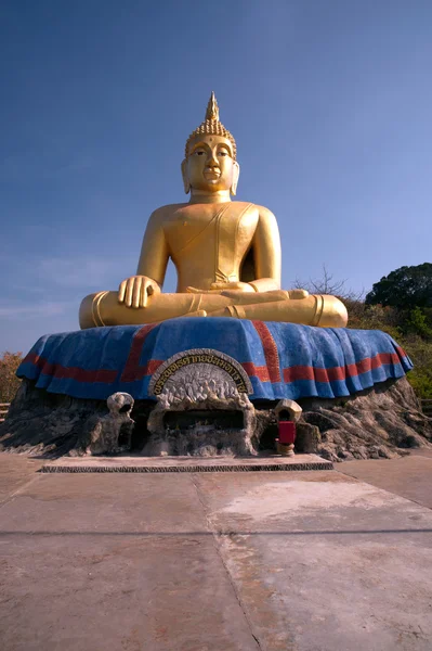 Buda sentado ao ar livre no topo do templo de Kho Tao perto da praia de Khao Tao . — Fotografia de Stock