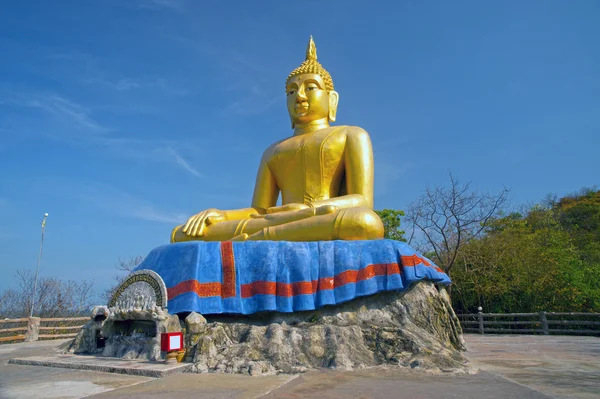 Buda sentado al aire libre en la cima del templo de Kho Tao cerca de la playa de Khao Tao . — Foto de Stock