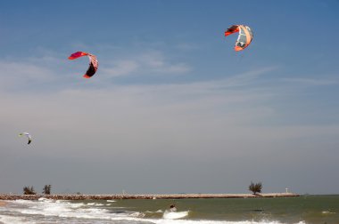 Uçurtma sörf veya uçurtma kurulu, su sporları.