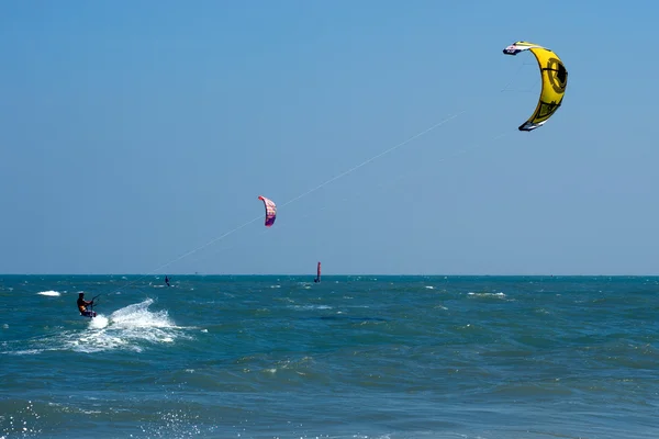 Kite Surf eller Kite Board, vattensport. — Stockfoto