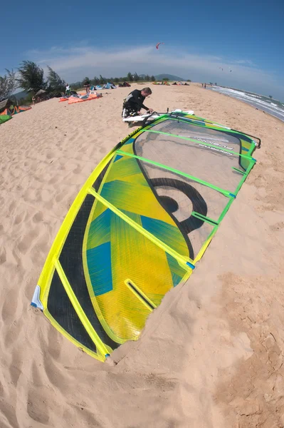 Kitesurfen oder Kite-Board, Wassersport. — Stockfoto