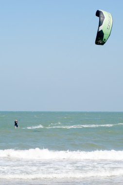 Uçurtma sörf veya uçurtma kurulu, su sporları.