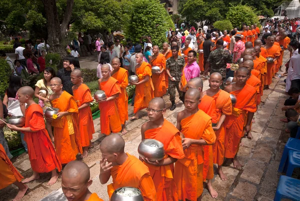 "Tak Bat Dok Mai "Merit Flower Festival en Tailandia . —  Fotos de Stock