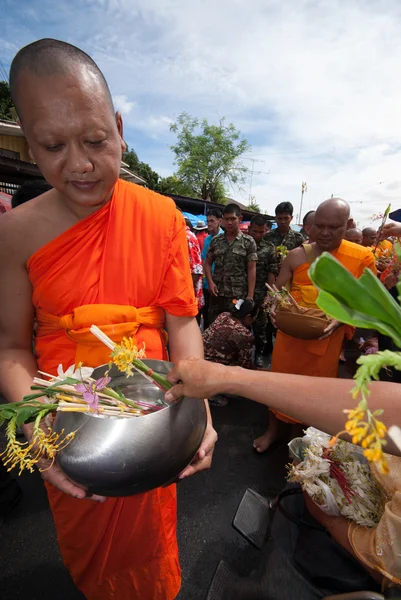 "Tak Bat Dok Mai "Merit Flower Festival i Thailand. — Stockfoto