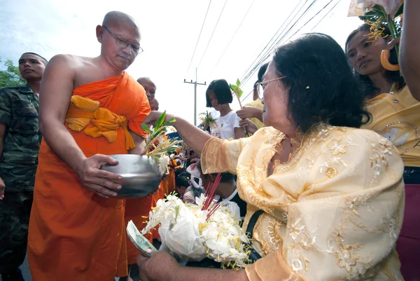 "Tak Bat Dok Mai "Merit Flower Festival i Thailand. — Stockfoto