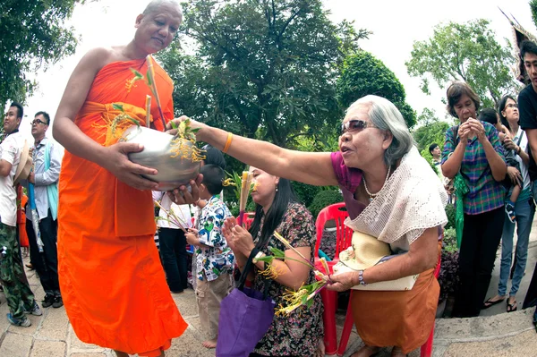 "Tak Bat Dok Mai "Tayland 'da Erdemli Çiçek Festivali. — Stok fotoğraf