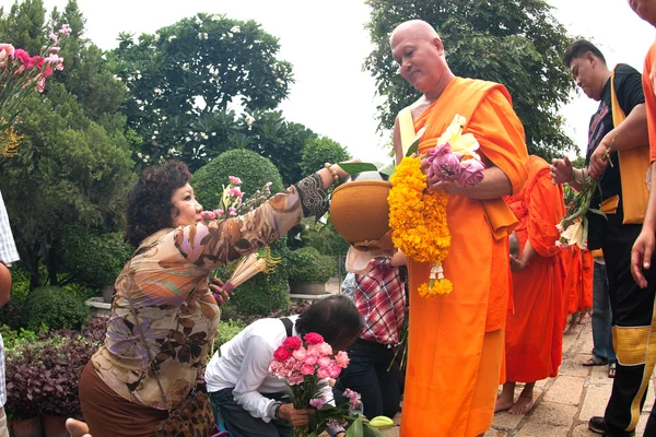 "Tak Bat Dok Mai "Festiwal Kwiat Zasługi w Tajlandii. — Zdjęcie stockowe