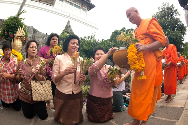 "Tak Bat Dok Mai "Merit Flower Festival in Thailand . — стоковое фото