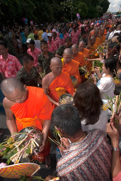 "Tak Bat Dok Mai "Merit Flower Festival i Thailand. — Stockfoto