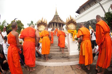 Satır Budist rahipler Saraburi Phrabuddhabat Woramahavihan üzerinde