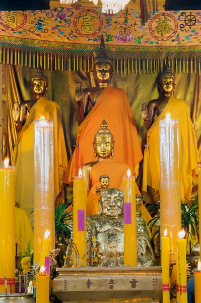 Złoty, siedzi Buddhan wewnątrz Phrabuddhabat Woramahavihan w — Zdjęcie stockowe