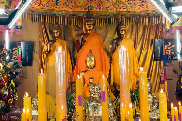 Buda sentado dorado dentro del templo de Phrabuddhabat Woramahavihan . —  Fotos de Stock