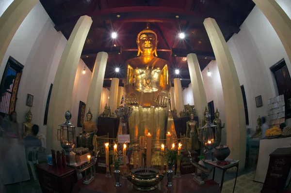 Golden sitting Buddhan inside of  Phrabuddhabat Woramahavihan temple. — Stock Photo, Image