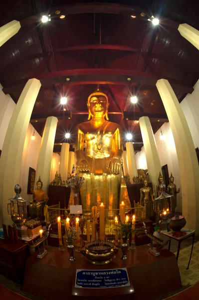 Golden sitting Buddhan inside of  Phrabuddhabat Woramahavihan temple. — Stock Photo, Image