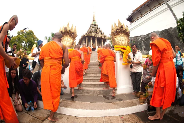 Fila de monjes budistas en Phrabuddhabat Woramahavihan en Saraburi —  Fotos de Stock