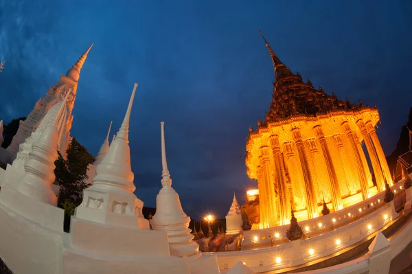 Twilight scène van Phrabuddhabat Woramahavihan in Thailand. — Stockfoto