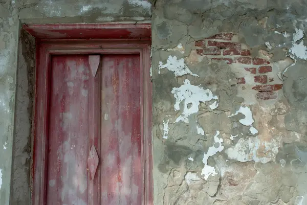 Porta antiga e Velho fragmento de parede de tijolos intemperizados . — Fotografia de Stock