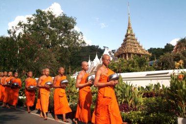 Satır Budist rahipler: Saraburi, Thailand Phrabuddhabat Woramahavihan üzerinde.