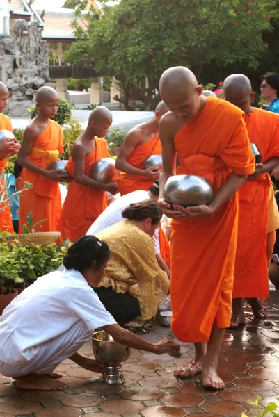 Gente lavando los pies del monje vertiendo agua en el Festival Tak Bak Dok Mai . —  Fotos de Stock