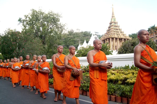 Satır Budist rahipler: Saraburi, Thailand Phrabuddhabat Woramahavihan üzerinde.
