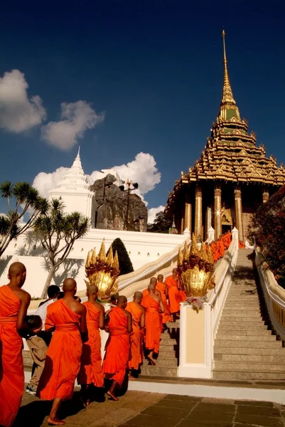 Fila de monjes budistas en Phrabuddhabat Woramahavihan en Saraburi, Tailandia . —  Fotos de Stock