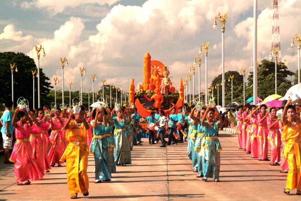 Fila di danza tradizionale in sfilata del Tak Bat Dok Mai festival in Thailandia . — Foto Stock