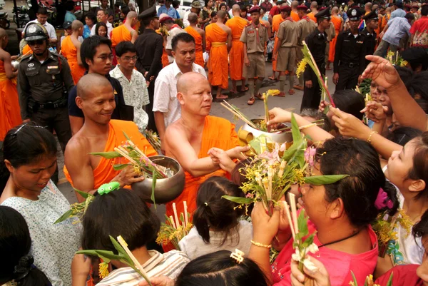 "Tak Bat Dok Mai "Merit Flower Festival i Thailand. — Stockfoto