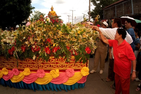 "Tak Bat Dok Mai "Festiwal Kwiat Zasługi w Tajlandii. — Zdjęcie stockowe