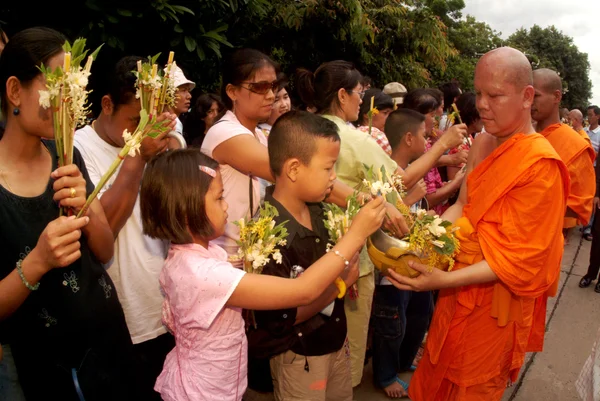 "Tak Bat Dok Mai "Merit Flower Festival i Thailand. — Stockfoto