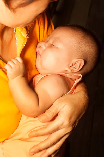 아시아 엄마와 그녀의 아기. — 스톡 사진