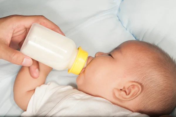 Ασιατικές νεογέννητο μωρό πίνει γάλα από το μπουκάλι. — Φωτογραφία Αρχείου
