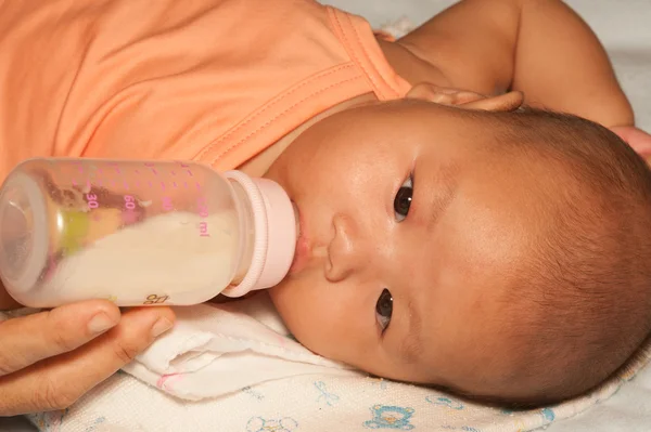 아시아 신생아 병에서 우유를 마 시. — 스톡 사진