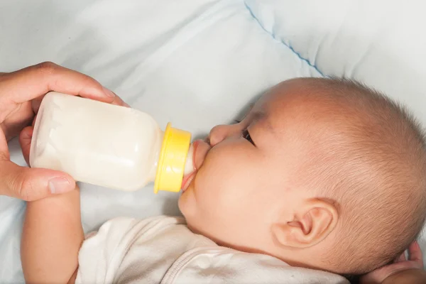 Asiatique nouveau-né boire du lait de bouteille . — Photo