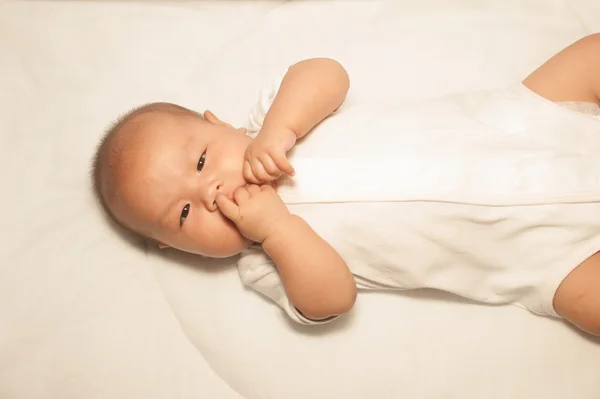 Nouveau-né asiatique bébé fille couché sur un lit . — Photo