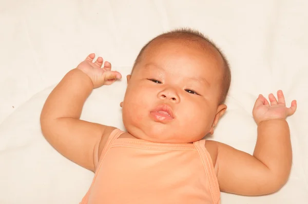 Neonato asiatico bambino ragazza sdraiato su un letto . — Foto Stock
