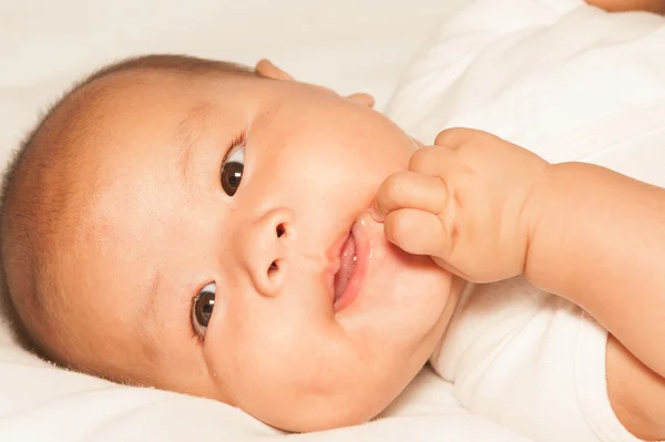 Nouveau-né asiatique bébé fille couché sur un lit . — Photo