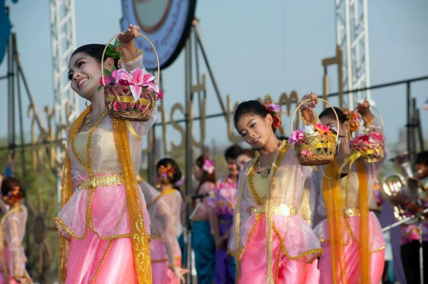 Groupe thaïlandais jouant de la musique thaïlandaise et danse thaïlandaise . — Photo