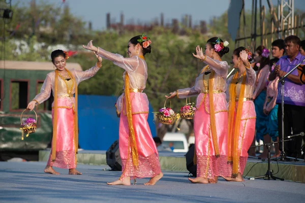 Gruppo thailandese che esegue musica tailandese e danza thailandese . — Foto Stock