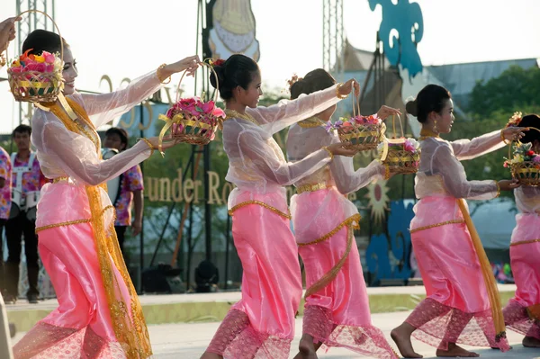 Grupo tailandés que interpreta música tailandesa y baile tailandés . — Foto de Stock