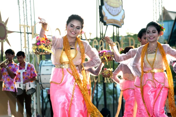 Grupo tailandês apresentando música tailandesa e dança tailandesa . — Fotografia de Stock