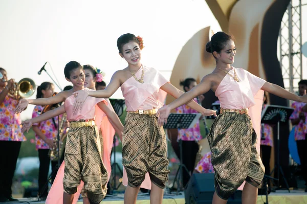 Thailändische Gruppe mit thailändischer Musik und thailändischem Tanz. — Stockfoto