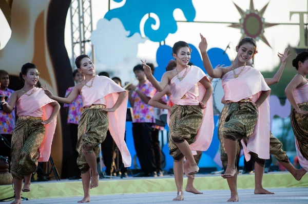 Thaise groep uitvoert Thaise muziek en Thaise dansen. — Stockfoto